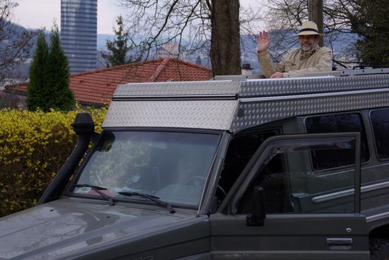 Ein glückliches Paar in Jena, im Hintergrund das Wahrzeichen von Jena, 
der runde Turm
