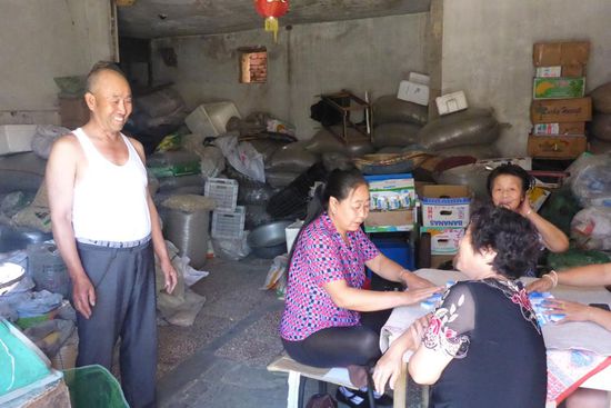 Hier kaufe ich Erdnüsse, die Familie lebt und handelt in diesem Raum,
sie wirken nicht unzufrieden