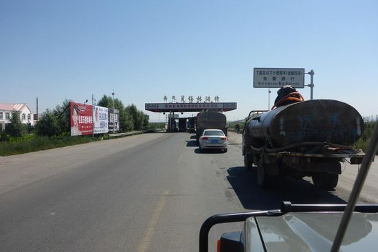 Mautstelle: Vor 1990 gab es in China keine Autobahnen.
Inzwischen hat China das längste Autobahnnetz der Welt: 
140 000 km, ein gigantisches Projekt.
Es wird ungebremst weiter gebaut.
Die Mautgebühren sind saftig, wir werden pro Fahrzeug rund 800 Euro zum chinesischen Autobahnbau beitragen