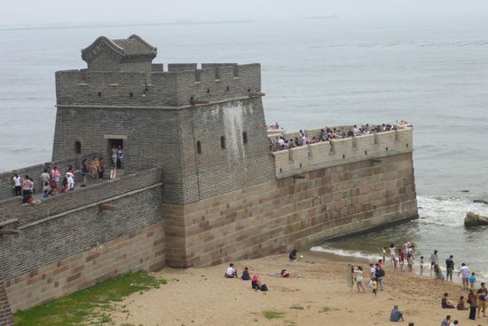 In Shanhaiguan am Gelben Meer beginnt die chinesische Mauer, 
Gesamtlänge 6 700 km.
Hier ist der östlichste Punkt unserer Reise:
N39 57.302 E119 45.734