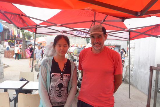 Sie verkauft zerschlagene Erdnüsse, die mit Honig gesüßt sind