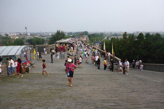 ... und Rummel auf der Mauer