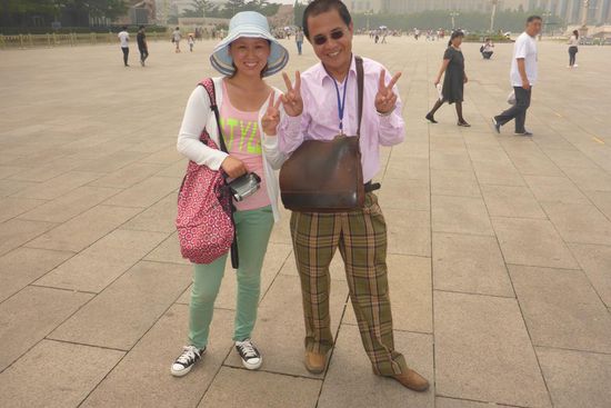 ... und erwachsene Besucher auf dem Platz, alle müssen strenge Sicherheitskontrollen passieren