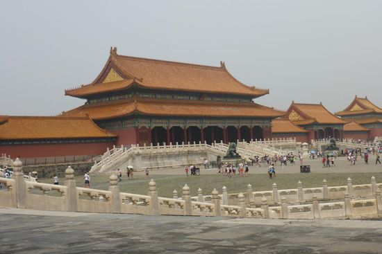 "Halle der höchsten Harmonie"
auf einer dreifachen weißen Steinterrasse ...