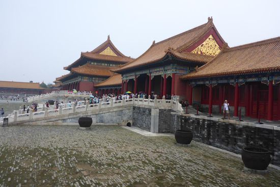 ... die Terrassenstufen zieren 1 142 Wasserspeier in Drachenkopfform,
die 18 Weihrauchgefäße repräsentieren die Provinzen