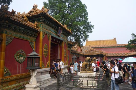 Diese Mauer trennt den offiziellen vom Wohnbereich