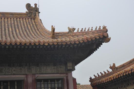 Tierfiguren auf den Dachgraten,
vorne reitet ein Unsterblicher auf einem Phönix