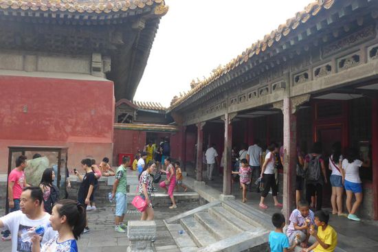 ... der Kaiser mit Haupt- und Nebenfrauen, Konkubinen, Kindern und Eunuchen