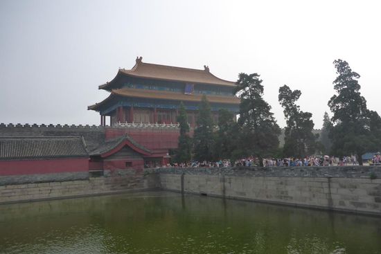 Nordausgang des Kaiserpalastes mit Umfassungsmauer und Wassergraben