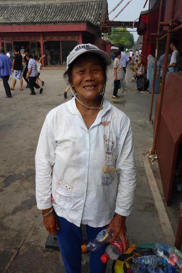 Sie sammelt leere Plasikflaschen und ist für meine Colaflasche dankbar