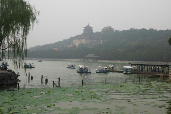 Sommerpalast Yihe Yuan 
"Garten zur Pflege des Altersfriedens"
errichtet Mitte des 18. Jahrhunderts als Geburtstagsgeschenk des Qianlong Kaisers an seine Mutter ...