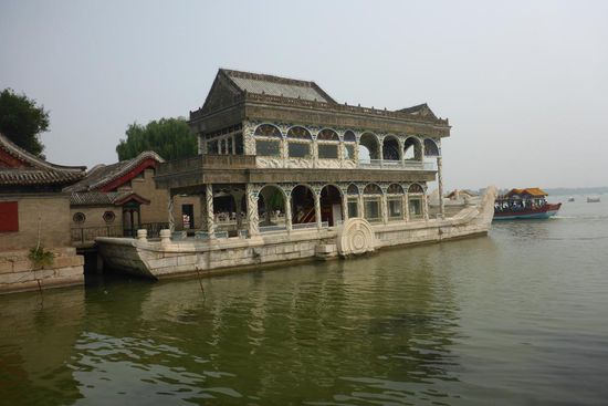 ... Kunming-See, er nimmt Dreiviertel des Gartenpalastes ein,
am berühmten Marmorboot endet der 728 m lange Wandelgang