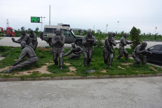 Skulptur auf der Autobahnraststätte