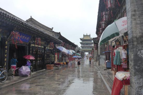 Pingyao, Unesco-Welterbe seit 1997
historische Altstadt, erinnert an die Ming-Zeit (ca. 1300-1600)
6,4 km lange Stadtmauer
3 800 historische Wohnhäuser ...