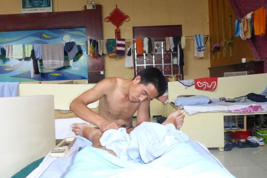 ... meine Ganzkörperwäsche mit Massage einschließlich Peeling und Fußpflege kostet 95 Yuan (12 Euro), Dauer 50 Minuten