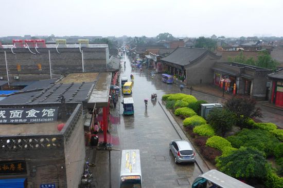 Nan Dajie, die Hauptstraße von Pingyao, im strömendem Regen