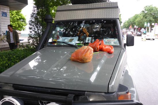 ... je ein Kilogramm Tomaten (2 Yuan), Zwiebeln (3) und Paprika (1) sowie ein Bund Lauchzwiebeln (1) für zusammen 7 Yuan, 90 Eurocent (1 Euro = 8 Yuan)