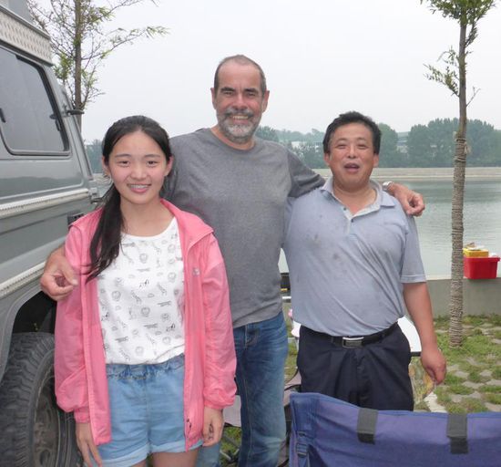 Camp in Luoyang, an einem Seitenarm des Gelben Flusses, dem Yi-Fluß
Vater und Tochter interessieren sich für den Toyo,
Verständigung mit "Händen und Füßen"
