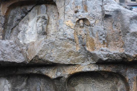 Die Hauptattraktion sind die Longmen-Grotten im "Drachentor" am Yi-Fluß ...