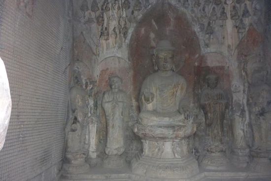 ... auf einer Strecke von rund 1 000 m blieben 2 Dutzend größere Buddha-Grotten und Figurenensembles erhalten ...