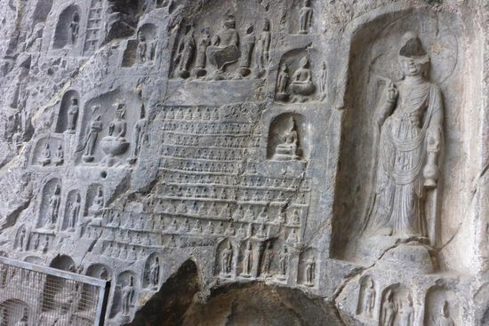 ... sowie Tausende von kleinen Nischen, von Kunsträubern oft geleert ...