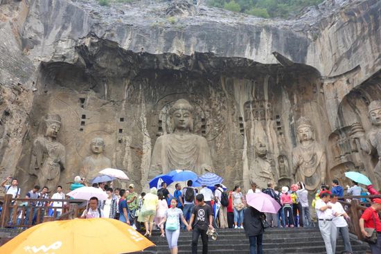 Die größte Grotte: "Tempel der Ahnenverehrung", 675 vollendet,
die Zentralfigur ist ...