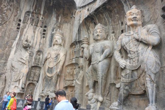 ... umgeben von Bodhisattvas ...