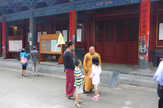 Ein kontaktfreudiger und fröhlicher Mönch