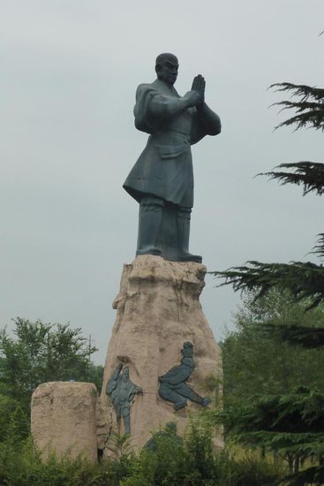 Statue am Eingang des Klosters.
Das Shaolin-Kungfu hat sich zu einem einträglichen Geschäft entwickelt, die Schüler der zahlreichen Schulen kommen aus der ganzen Welt.
Der Touristen-Rummel ist entsprechend unklösterlich