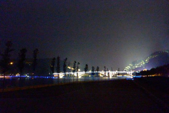 Nächtliche Beleuchtung der Longmen-Grotten und der Yi-Brücke