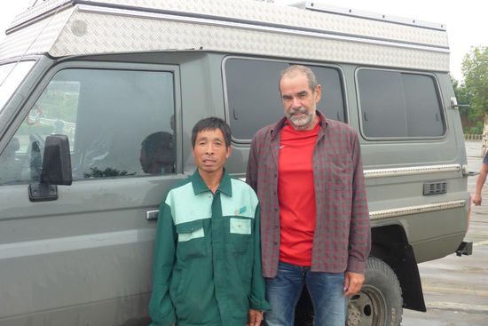 Er reinigt die Autobahnraststätte