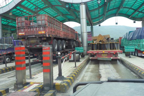 Gigantische Mautstelle