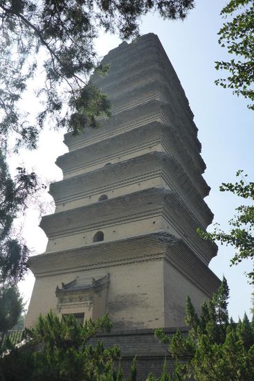 Die "Kleine Wildganspagode" in Xi'an, 8. Jh. n. Chr., 45 m hoch, wurde im kaiserlichen Auftrag zur sicheren Aufbewahrung indischer Sutren, heiliger Schriften aus Indien, der Heimat des Buddhismus, errichtet.
Die Kleine und die Große Wildganspagode sind die bekanntesten Pagoden Chinas