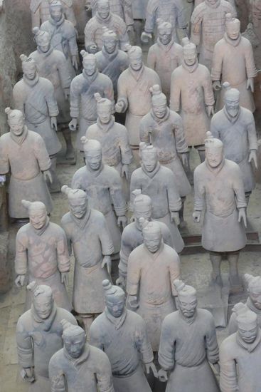 Der König von Qin einigte im Jahr 221 v. Chr. alle rivalisierenden Staaten und gab sich den Titel "Erster Kaiser".
Seine Hybris erstreckte sich auch auf das Jenseits, auch dort sollte man sehen, was er für einer war: