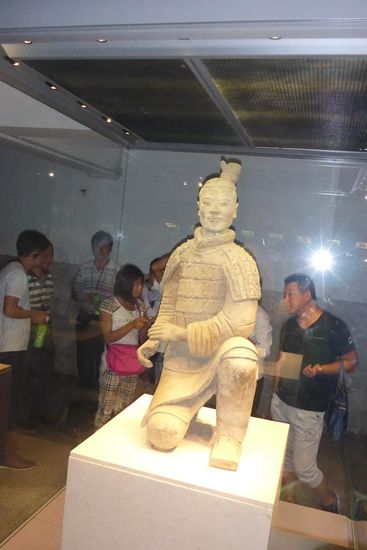 Die meisten Figuren waren in viele Teile zerbrochen, sie wurden in einem gigantischen Puzzle rekonstruiert.
Dieser Bogenschütze ist die einzige komplett erhaltene Figur