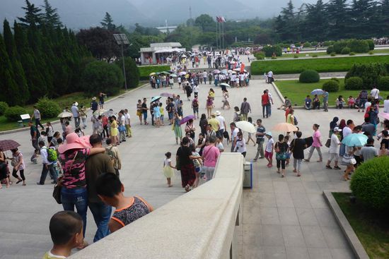 You never walk alone in China, trotz saftiger Eintrittspreise:
Der Eintritt hier kostet 150 Yuan, ca. 19 Euro.
Täglich besuchen 50 000 Menschen die Terrakotta-Armee, macht Einnahmen von knapp 1 Million Euro pro Tag, ein gutes Geschäft