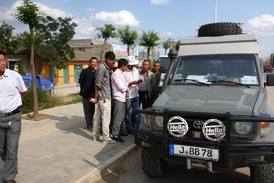 Sitzt hier die nackte Kate Moss auf dem Beifahrersitz?
Nein, der Toyo zieht Neugierige an, große ...