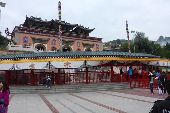 Lanzhou, Kumbum-Kloster Ta'er Si
Das buddhistische Kloster entstand in den Jahren 1560-1577
Hier der Eingangsbereich am Nordende