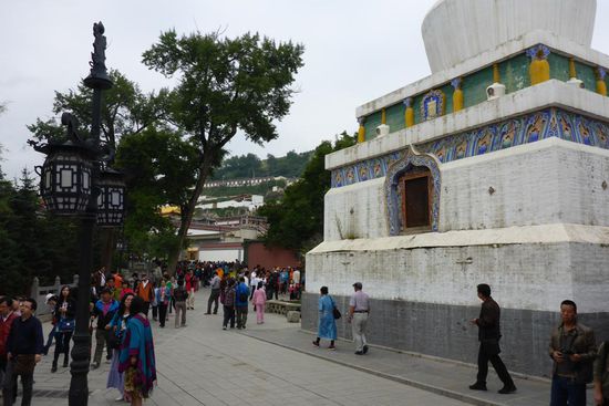 In der Hochsaison im Sommer besuchen täglich bis zu 80 000 Touristen das Kloster, so werden bis zu 1 Million Euro Einnahmen pro Tag generiert, ein gigantisches Geschäft