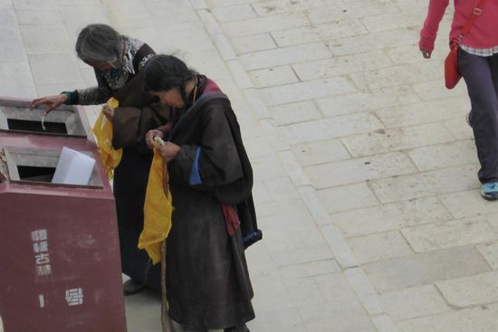 Bettlerinnen suchen im Abfall nach Verwertbarem ...