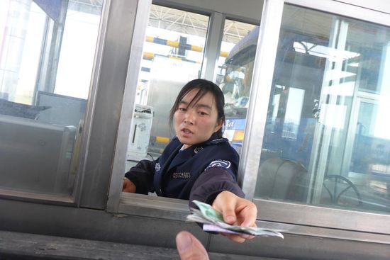 Immer wieder Mautstellen. 
Ich bezahle gerne, die chinesischen Straßen sind durchweg gut