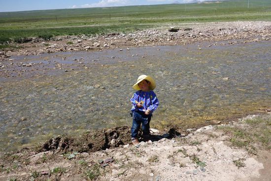 ...skeptische kleine Chinesin am Wegesrand ...