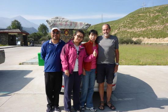 Begegnungen: Die Tochter studiert in Lyon und macht Ferien mit ihren Eltern.
Sie bitten mich morgens darum, ihren Tee mit Yakmilch zu erwärmen, als Dankeschön bekomme ich Aprikosen geschenkt