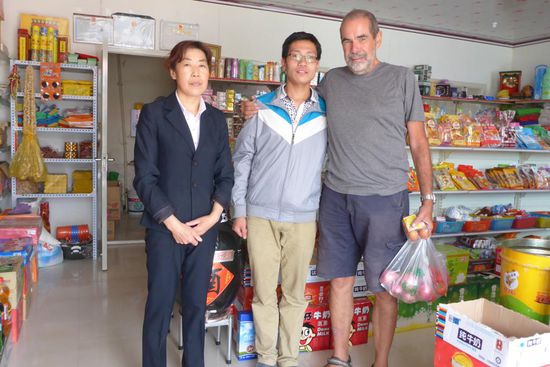 Abenteuer im Supermarkt.
Er ist 18 Jahre alt, spricht englisch und ist sehr hilfsbereit.
Die Dame ist seine Mutter, ihr gehört der Laden