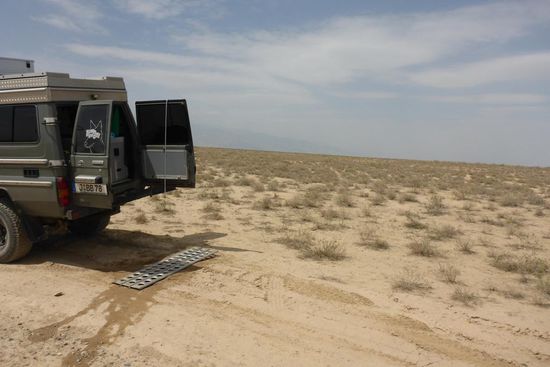 Nach Verlassen der westlichen Hochebene nähern wir uns der Taklamakan-Wüste.
Es wird wärmer und die Freilanddusche erträglicher