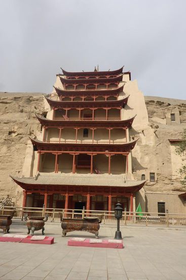 Dunhuang, Oasenstadt und historisch eine Drehscheibe auf der Seidenstraße.
40 mm Niederschlag pro Jahr.
Heute bekannt wegen der Mogao-Grotten.
Im 4. Jh. schlug ein Mönch eine erste Grotte in den Fels ...
