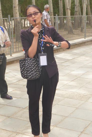 Sie führt kenntnisreich durch einige zugängliche Grotten (Fotos sind verboten)