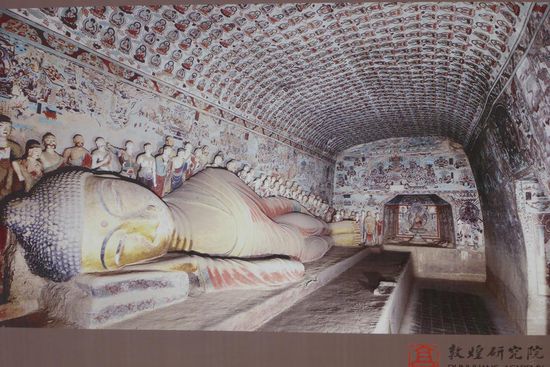 Hier ein liegender Buddha.
Viele Grotten sind kunstvoll ausgemalt, um sie zu schützen, werden täglich nur 6000 Besucher zugelassen