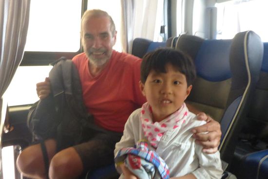 Das ist William, der im Shuttlebus Kontakt mit mir aufnimmt.
Seine Mutter animiert ihn, mir Fragen in englischer Sprache zu stellen:
"Where do you come from?"