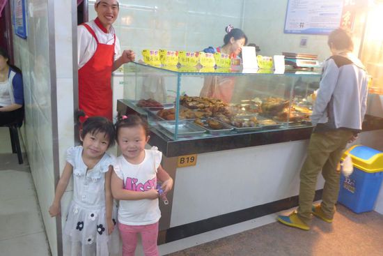 Im Supermarkt am Grillstand